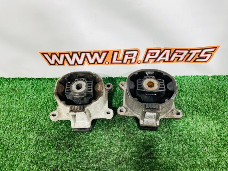 T4K1549 Front Electric Motor Upper Bracket Jaguar I-Pace X590 (2018-) Used cost  € in stock 7 pcs.
