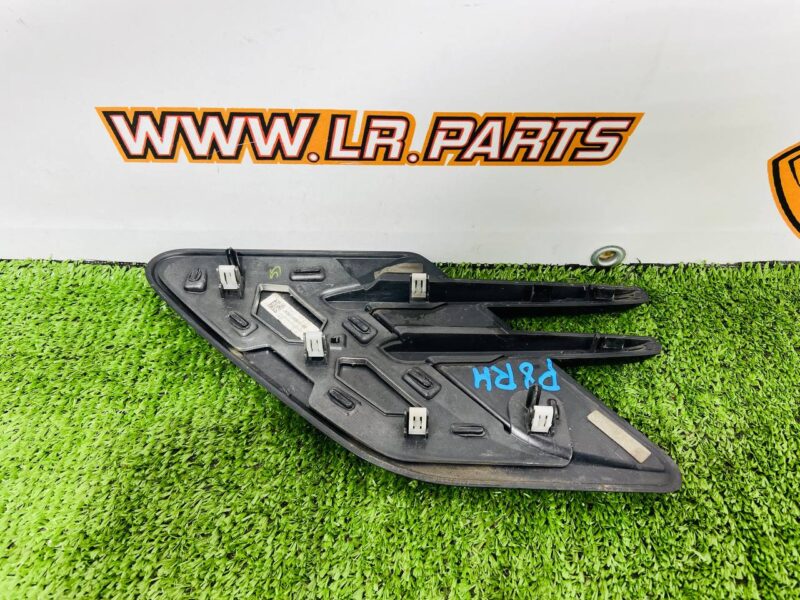 LR098785 Right wing molding (grill) Range Rover Sport L494 (2014-2022) Used cost  € in stock 2 pcs.