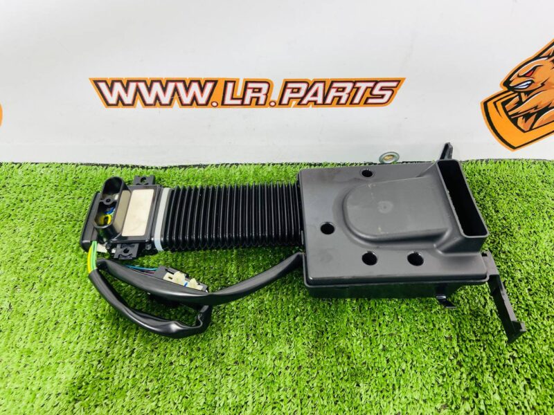 LR106900 Rear Seat Back Air Duct Left Range Rover L405 (2013-2021) Used cost  € in stock 1 pcs.