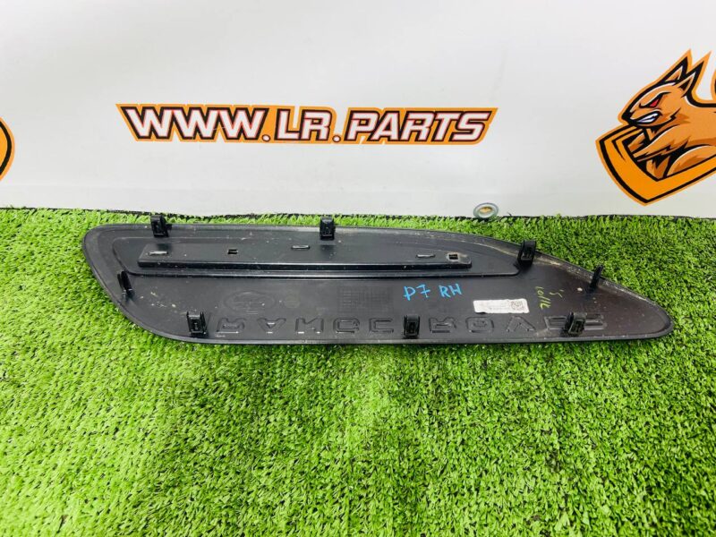 LR153965 Hood ventilation deflector right Range Rover Velar L560 (2018-) Used cost 75 € in stock 3 pcs.