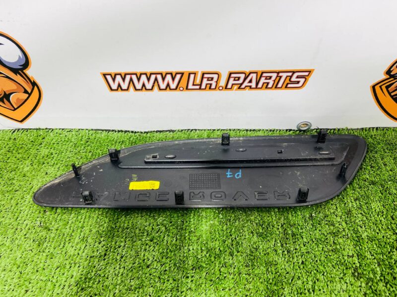 LR153968 Hood ventilation deflector left Range Rover Velar L560 (2018-) USED cost 75 € in stock 1 pcs.