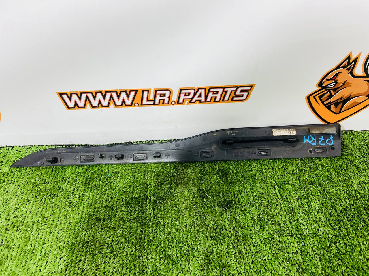 LR153979 Front right door molding Range Rover Velar L560 (2018-) USED cost 40 € in stock 1 pcs.