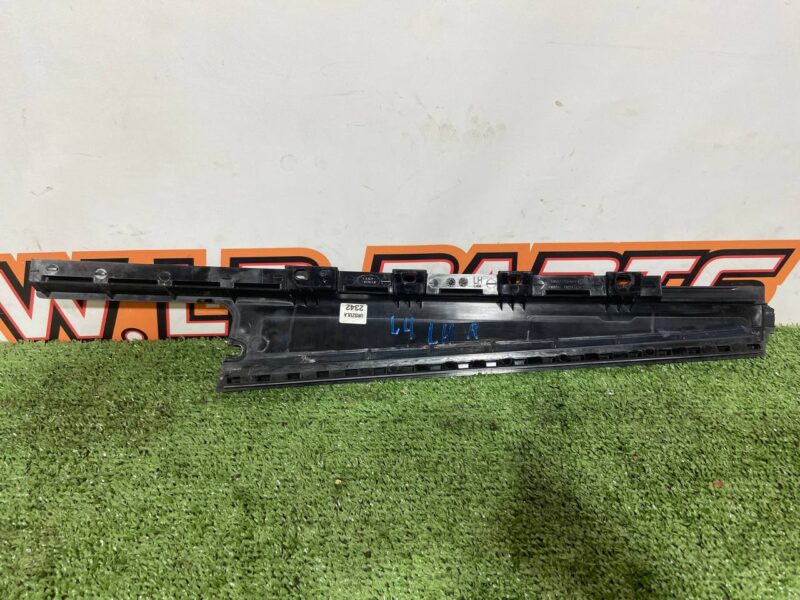 LR072961 Rear left door vertical molding Range Rover Sport L494 (2014-2022) Used cost 30 € in stock 1 pcs.