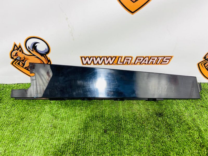 LR072961 Rear left door vertical molding Range Rover Sport L494 (2014-2022) Used cost 30 € in stock 1 pcs.