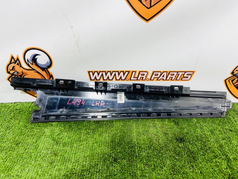 LR072961 Rear left door vertical molding Range Rover Sport L494 (2014-2022) Used cost 30 € in stock 1 pcs.