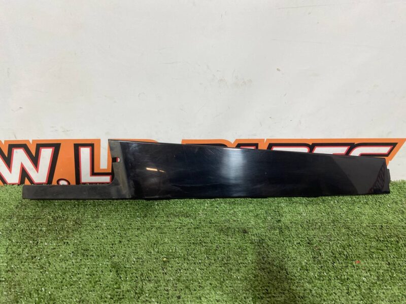 LR072961 Rear left door vertical molding Range Rover Sport L494 (2014-2022) Used cost 30 € in stock 1 pcs.