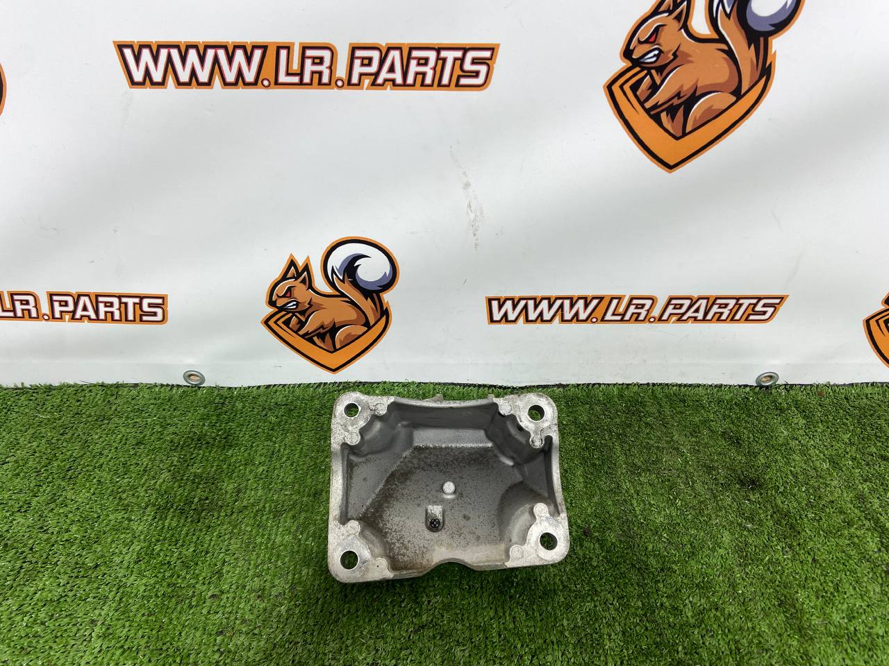 T4A1045 Left engine mount bracket for Jaguar F-Pace X761 (2017-) Used cost 70 € in stock 1 pcs.