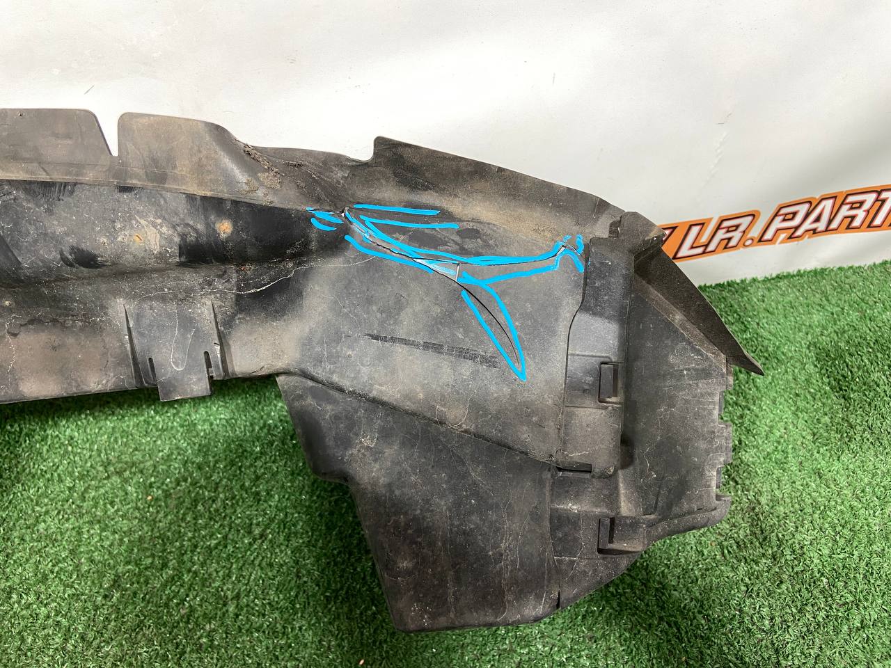 LR127806 Lower Radiator Deflector for Land Rover Discovery Sport L550 (2015-) Used cost € in stock 1 pcs.