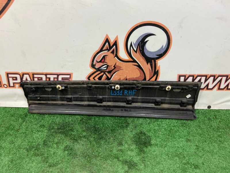 LR164824 Front right door molding Range Rover Evoque New L551 (2019-) used cost 107,02 € in stock 1 pcs.