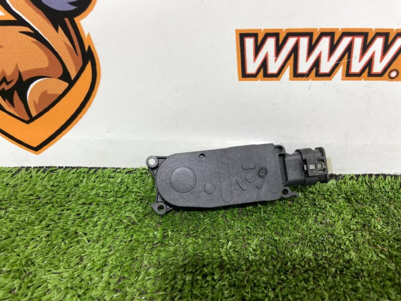 5877R1007A Blinds motor for Range Rover Sport L461 (2023-) used cost  € in stock 1 pcs.