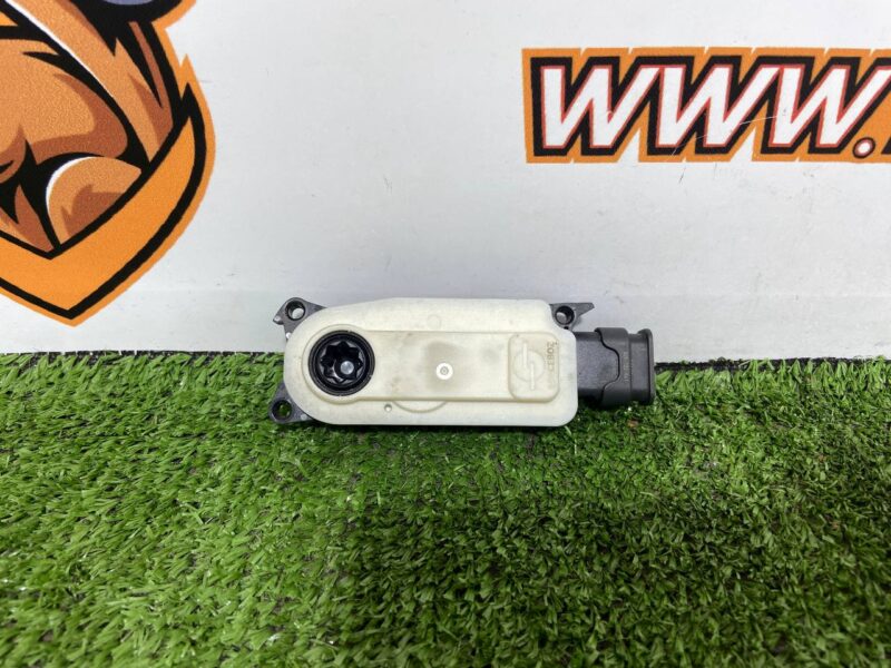5877R1007A Blinds motor for Range Rover Sport L461 (2023-) used cost  € in stock 1 pcs.