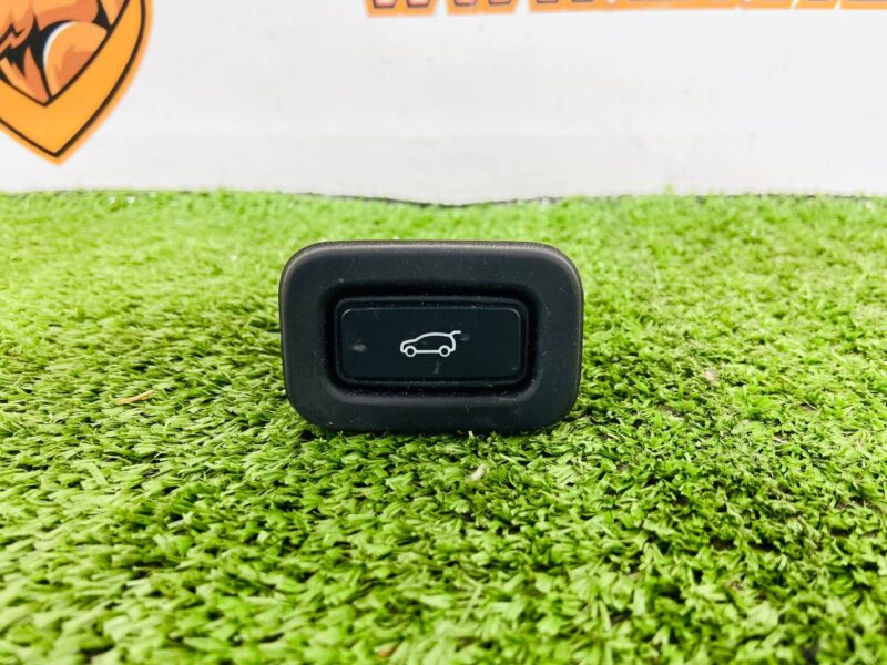 LR107869 Trunk closing button for Land Rover Discovery Sport L550 (2015-) Used cost 40 € in stock 2 pcs.