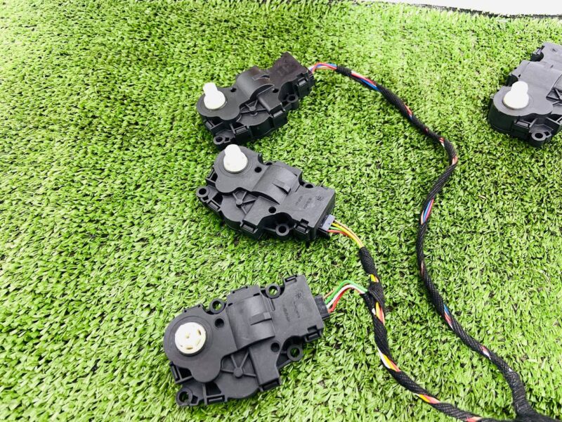 LR115829KIT Stepper motor of the heater set for Land Rover Discovery Sport L550 (2015-) Used cost  € in stock 1 pcs.