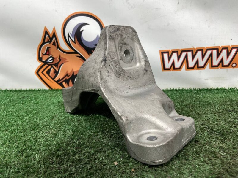 LR151999 Engine mount bracket left Range Rover Sport L461 (2023-) Used cost  € in stock 1 pcs.