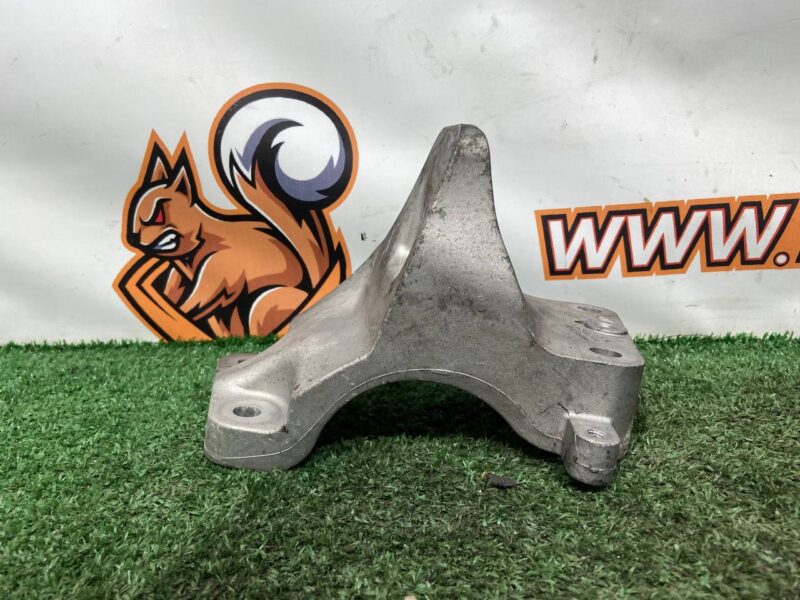 LR151999 Engine mount bracket left Range Rover Sport L461 (2023-) Used cost  € in stock 1 pcs.