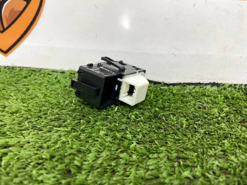 LR157134 Passenger door window lifter button, rear left / right Range Rover Sport L461 (2023-) Used cost  € in stock 3 pcs.