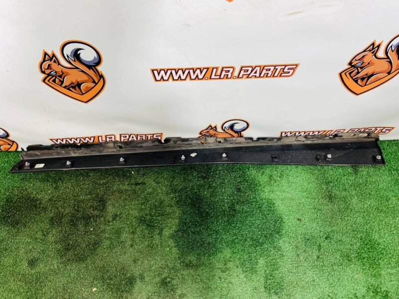 LR169123 Front right door threshold molding Range Rover Sport L461 (2023-) Used cost 80 € in stock 1 pcs.