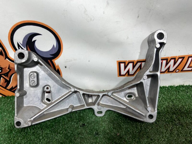 LR174007 Engine mount front bracket 3.0 Range Rover Sport L461 (2023-) Used cost  € in stock 1 pcs.