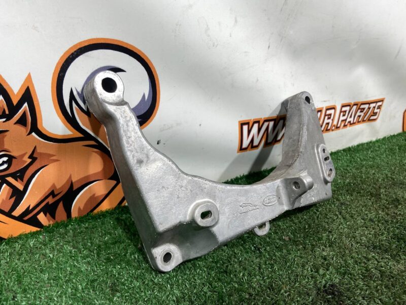 LR174007 Engine mount front bracket 3.0 Range Rover Sport L461 (2023-) Used cost  € in stock 1 pcs.