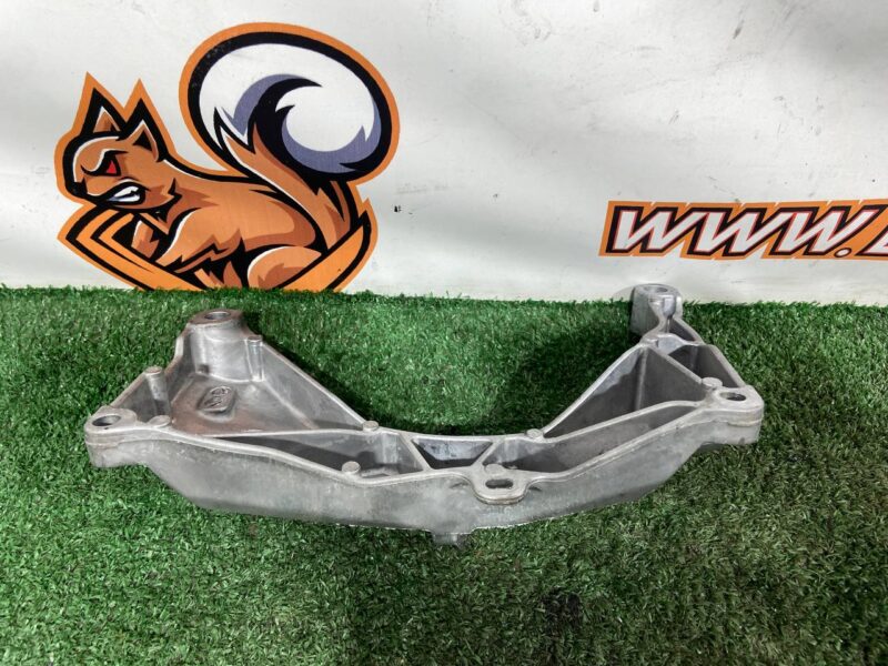LR174007 Engine mount front bracket 3.0 Range Rover Sport L461 (2023-) Used cost  € in stock 1 pcs.