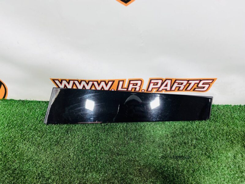 LR183123 Refinishing of the right rear door vertical Range Rover Sport L461 (2023-) Used cost 94 € in stock 1 pcs.