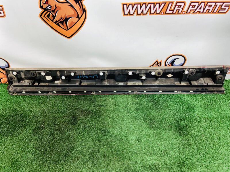 LR183543 Front right door molding Range Rover Sport L461 (2023-) Used cost 200 € in stock 1 pcs.