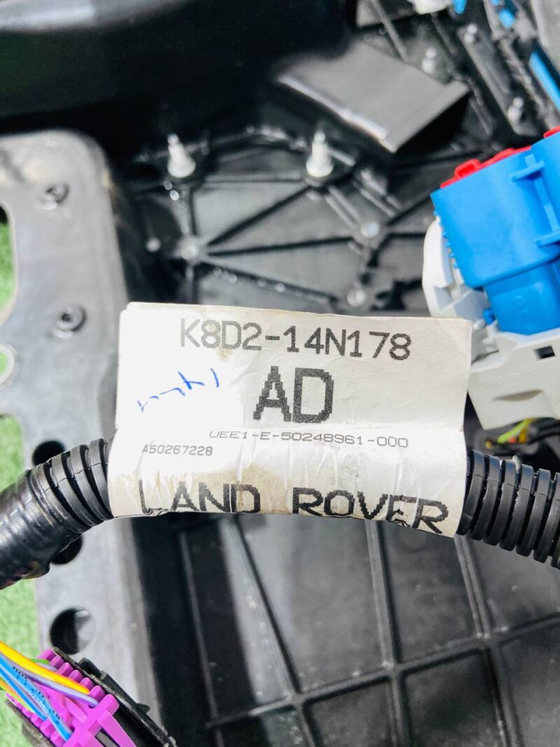 T2H39738KIT Electric distribution box with Jaguar F-Pace X761 (2017-) used case cost  € in stock 1 pcs.