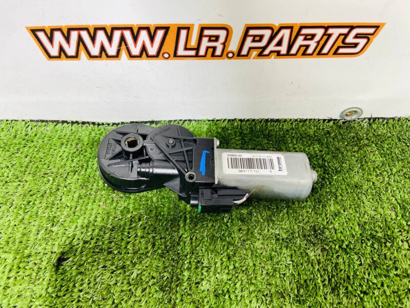 924117101 Front seat adjustment motor, left, Range Rover L405 (2013-2021) Used. cost  € in stock 1 pcs.