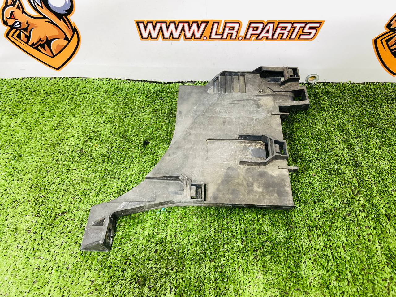 LR025744 Right headlight mounting bracket RANGE ROVER EVOQUE L538 2011-2018 Used cost 35 € in stock 1 pcs.