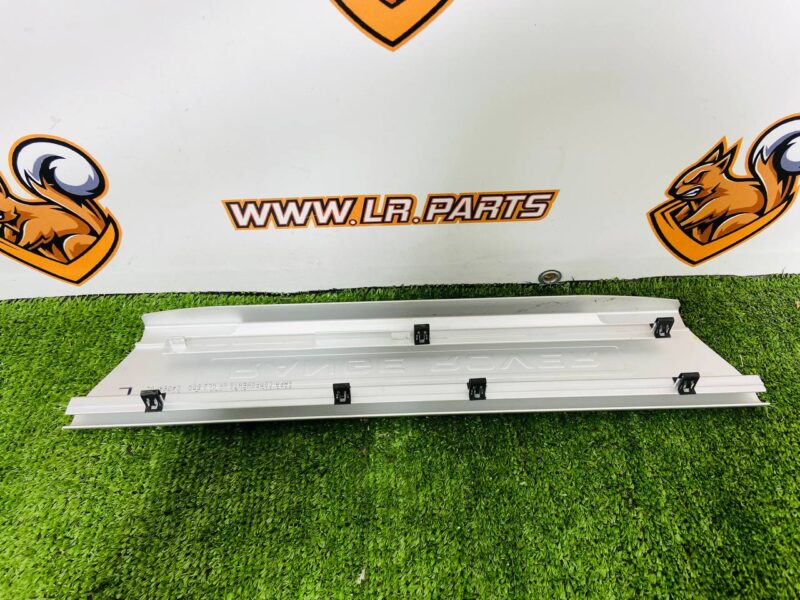 LR035837 Front left door sill trim Range Rover L405 (2013-2021) Used cost 30 € in stock 3 pcs.
