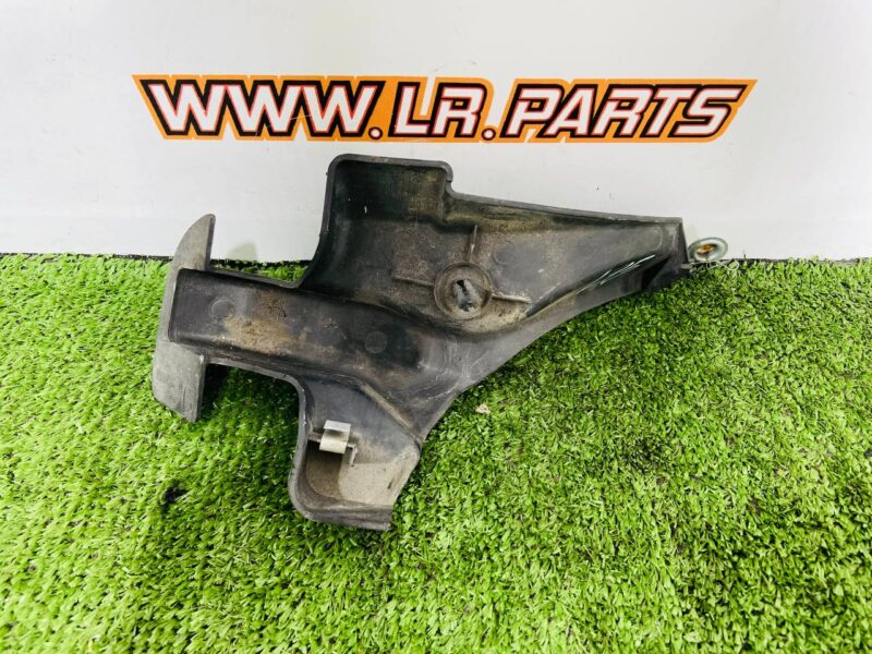 LR036764 Right rear lid hinge cover Range Rover L405 (2013-2021) used cost 10 € in stock 1 pcs.