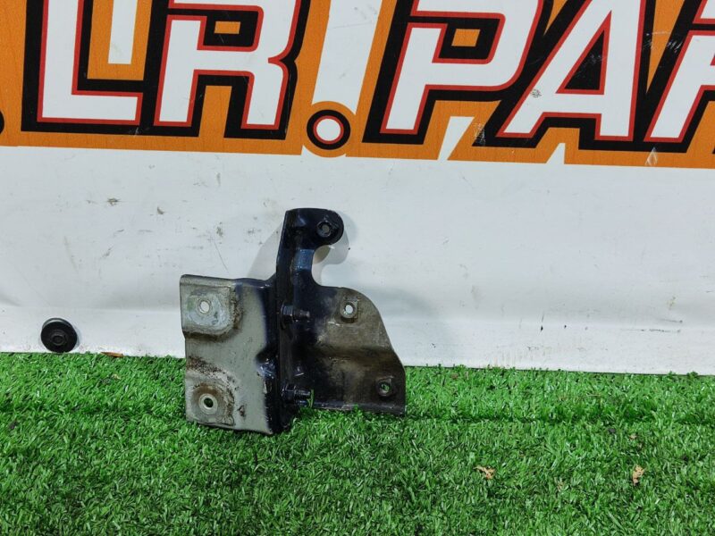 LR039126 Wing mounting bracket left RANGE ROVER EVOQUE L538 2011-2018 Used cost 7 € in stock 1 pcs.