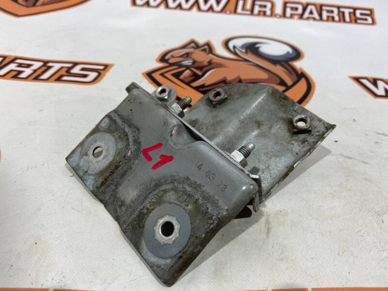 LR039126 Wing mounting bracket left RANGE ROVER EVOQUE L538 2011-2018 Used cost 7 € in stock 1 pcs.