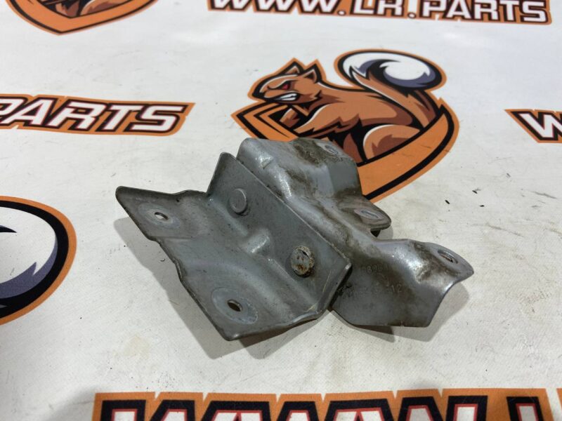 LR039126 Wing mounting bracket left RANGE ROVER EVOQUE L538 2011-2018 Used cost 7 € in stock 1 pcs.
