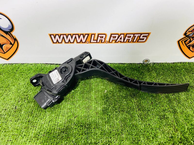 LR046110 Gas pedal electric Range Rover L405 (2013-2021) Used cost  € in stock 1 pcs.