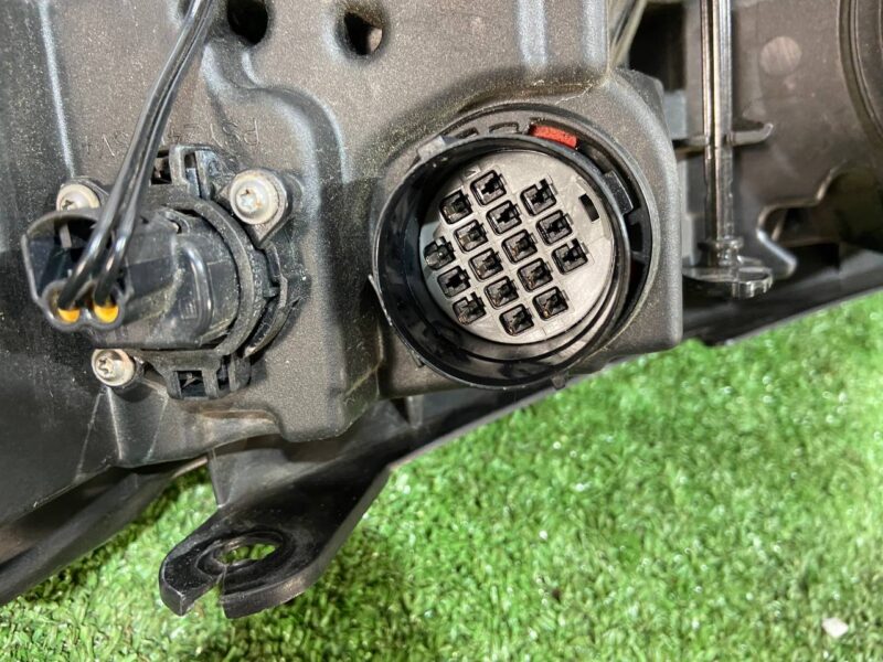 LR084565 Right headlight bixenon 2015- Range Rover Evoque L538 (2012-2018) Used cost 550 € in stock 1 pcs.