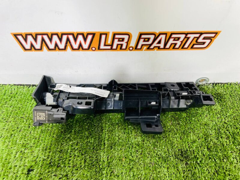 LR169182 Right hand side light guide bracket for Range Rover Sport L461 (2023-) Used cost  € in stock 1 pcs.