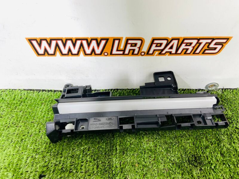 LR169182 Right hand side light guide bracket for Range Rover Sport L461 (2023-) Used cost  € in stock 1 pcs.