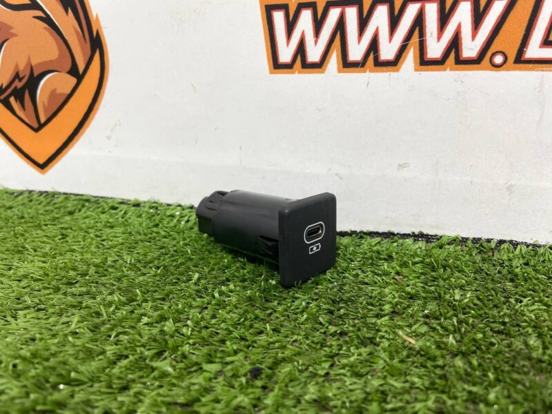 LR183060 USB Nest Range Rover Sport L461 (2023-) Used cost  € in stock 1 pcs.