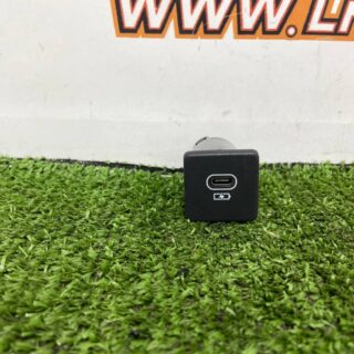 LR183060 USB Nest Range Rover Sport L461 (2023-) Used cost  € in stock 1 pcs.