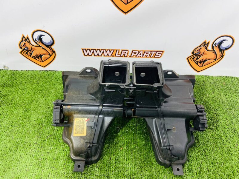 LR183095 Air duct central Range Rover Sport L461 (2023-) Used cost  € in stock 1 pcs.