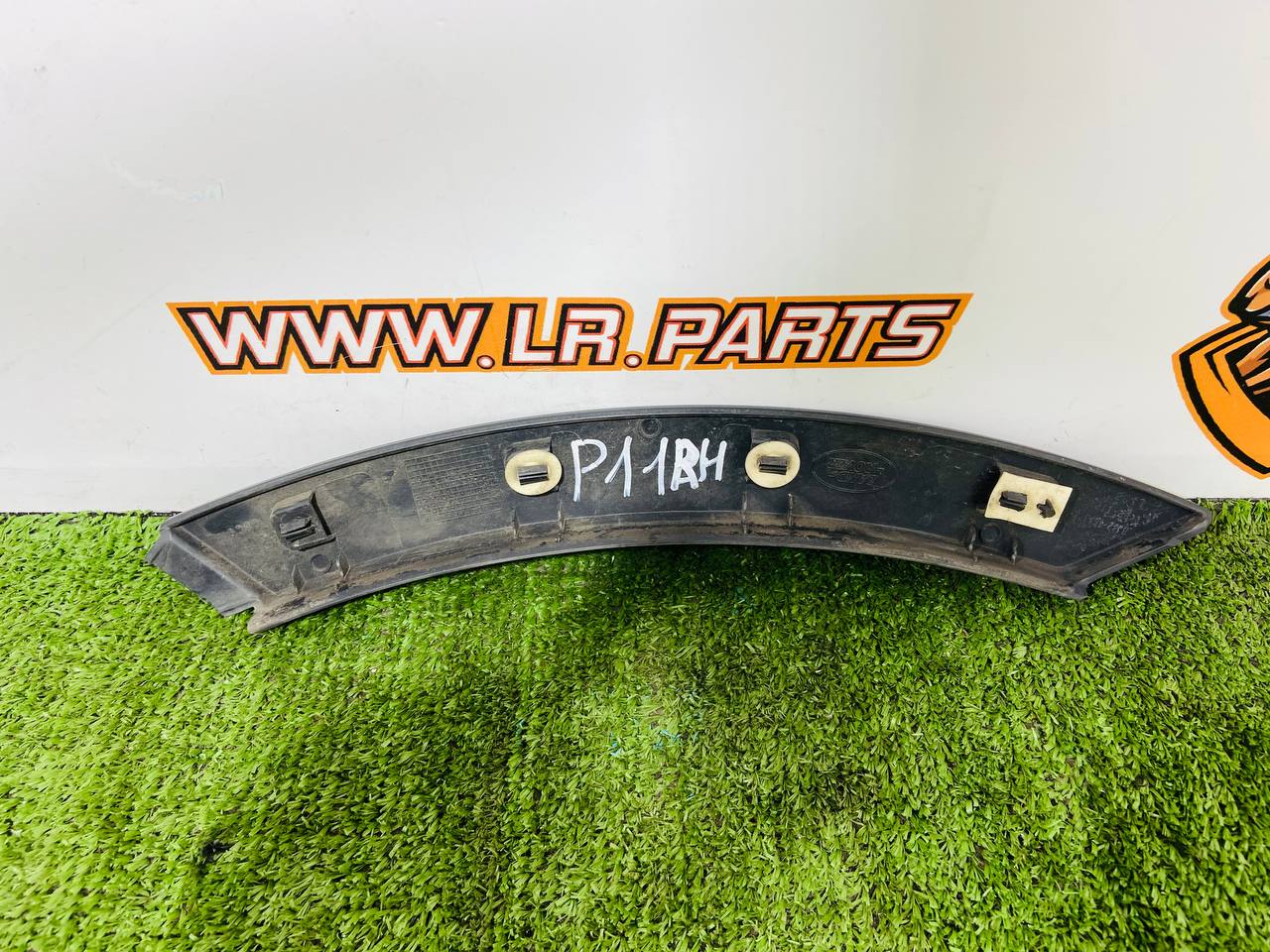 LR027251 Wheel arch molding rear right RANGE ROVER EVOQUE (L538) 2011-2018 Used cost 15 € in stock 1 pcs.
