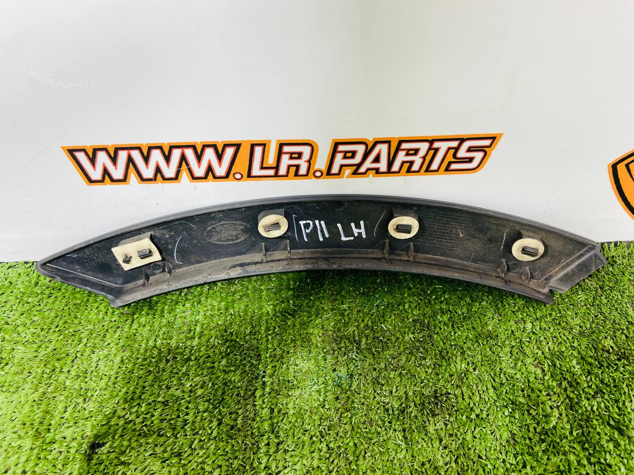 LR027252 Wheel arch fender molding rear left Range Rover Evoque L538 Used cost 15 € in stock 1 pcs.