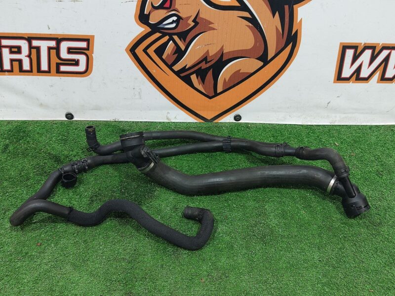 LR081661 Radiator hose Land Rover Discovery 5 L462 (2017-) Used cost 90 € in stock 1 pcs.