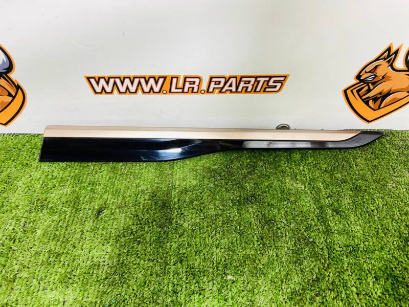 LR153982 Front left door molding Range Rover Velar L560 (2018-) USED cost 40 € in stock 1 pcs.