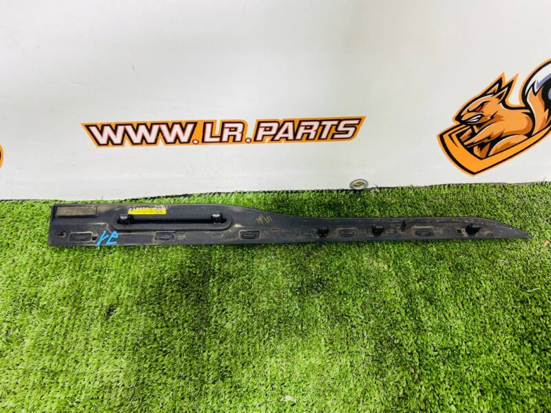 LR153982 Front left door molding Range Rover Velar L560 (2018-) USED cost 40 € in stock 1 pcs.