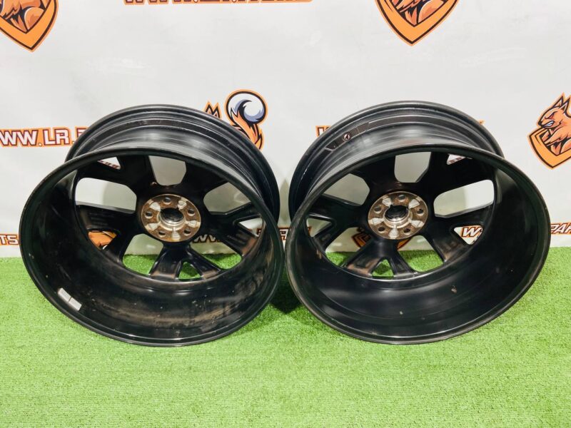 T4K3896 Wheel Disc 8*20 ET52 Style 5068 Dt Gloss Dark G Jaguar I-Pace X590 (2018-) Used" cost  € in stock 4 pcs.