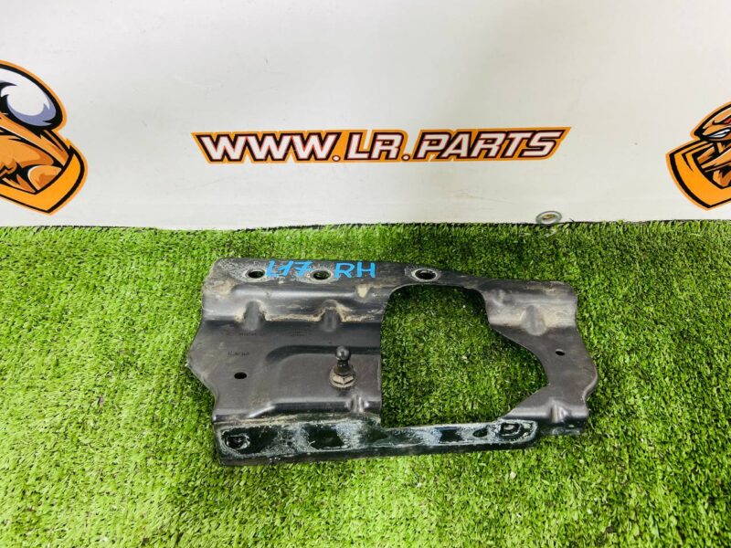 LR092010 Front right upper wing bracket Range Rover Velar L560 (2018-) Used - Image 13