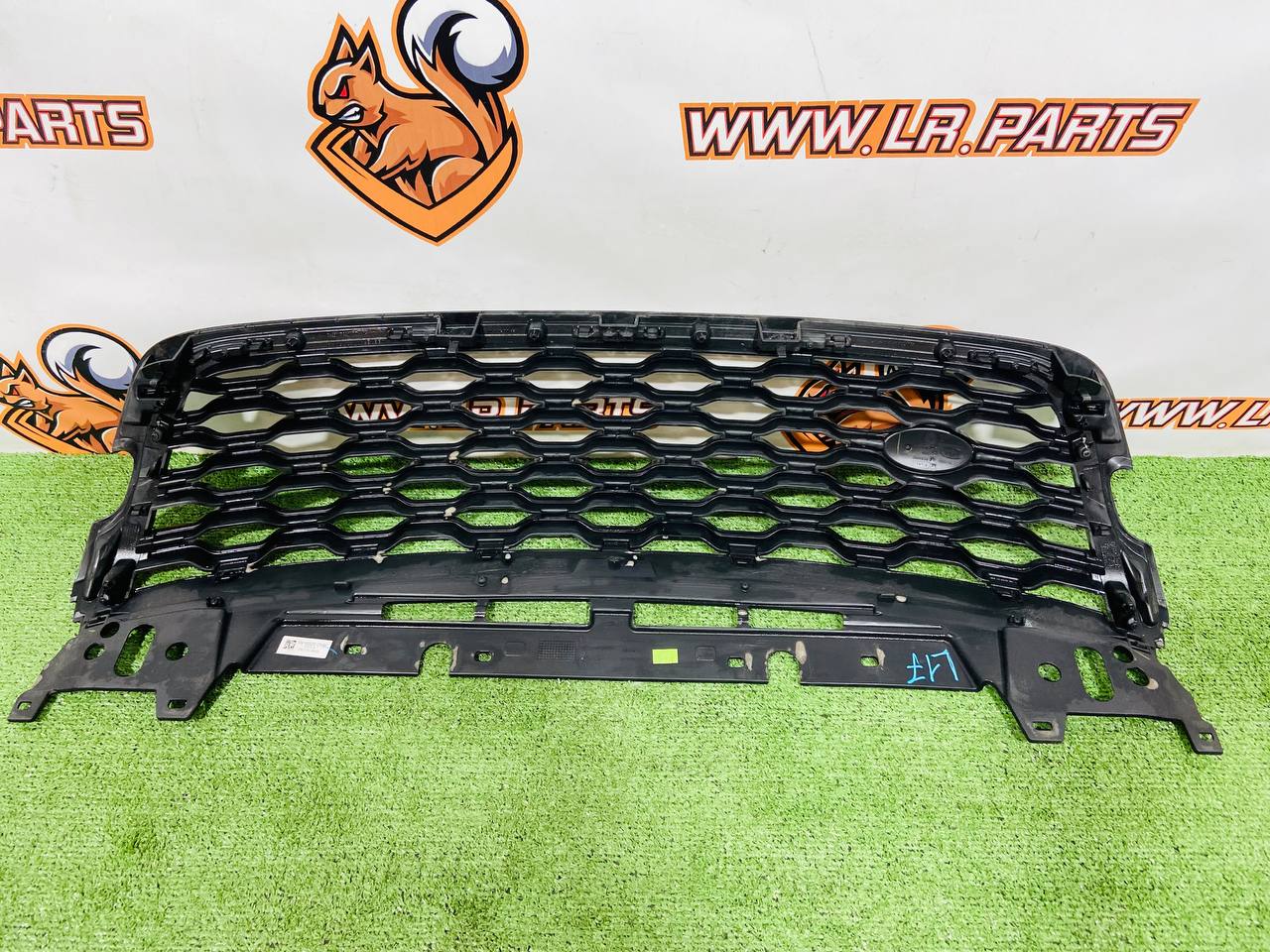 LR092629 Radiator grille black/dark Atlas Range Rover Velar L560 (2018-) Used - Image 18