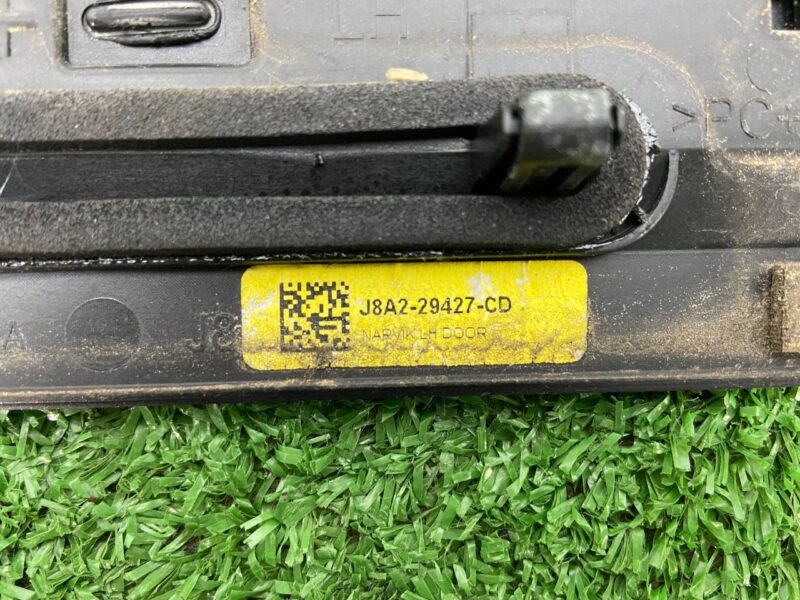 LR092672 Door molding front left outer Range Rover Velar L560 (2018-) used cost 35 € in stock 1 pcs.